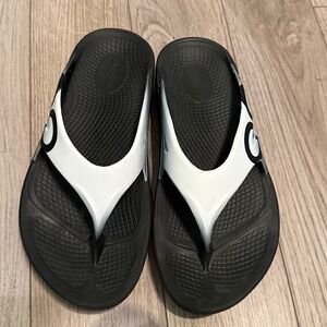 Oofos Black and White Sandals Mens 8 womens 10